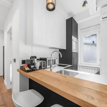 Enjoy B-52 Apartman *